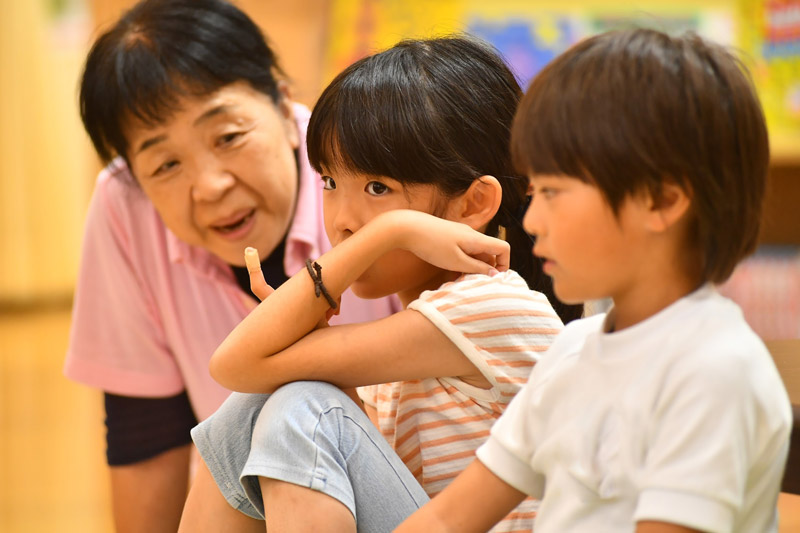 女の子を見守るスタッフ