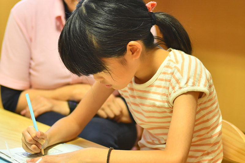 勉強に励む女の子
